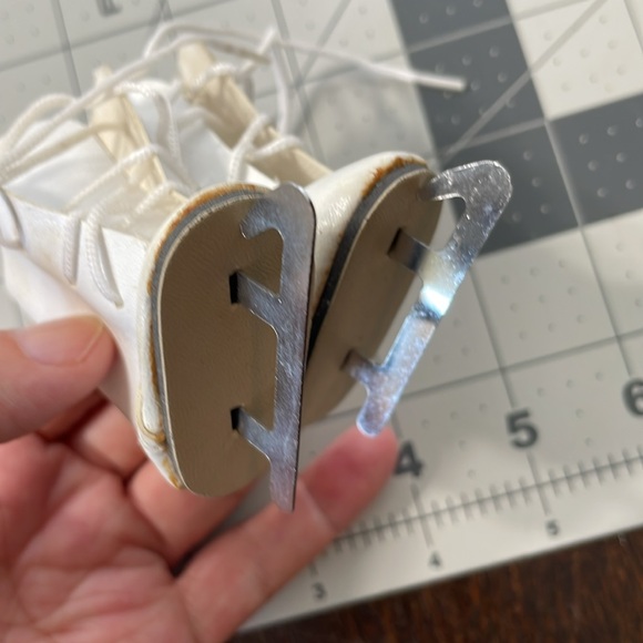 Vintage doll shoes and skates, white vinyl ice skates / black vinyl shoes - Picture 5 of 13